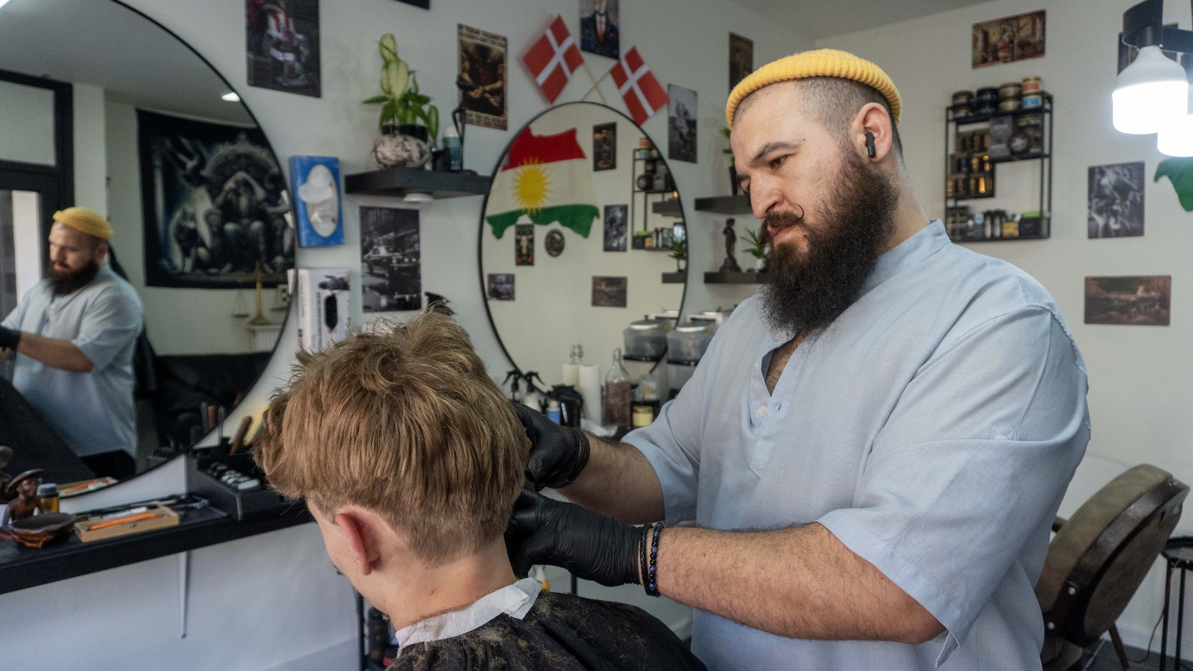 Arlo klipper en kunde i salonen