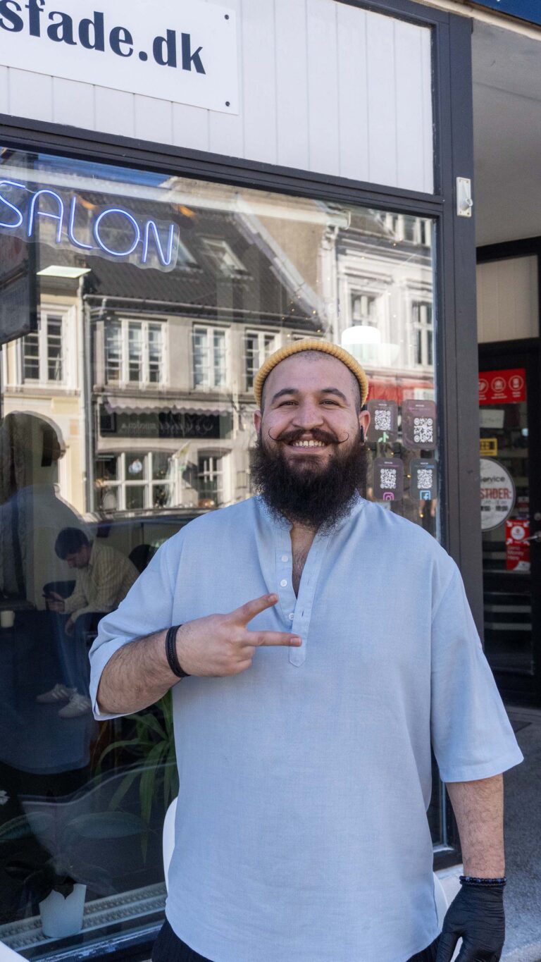 Arlo foran salonen på Søndergade